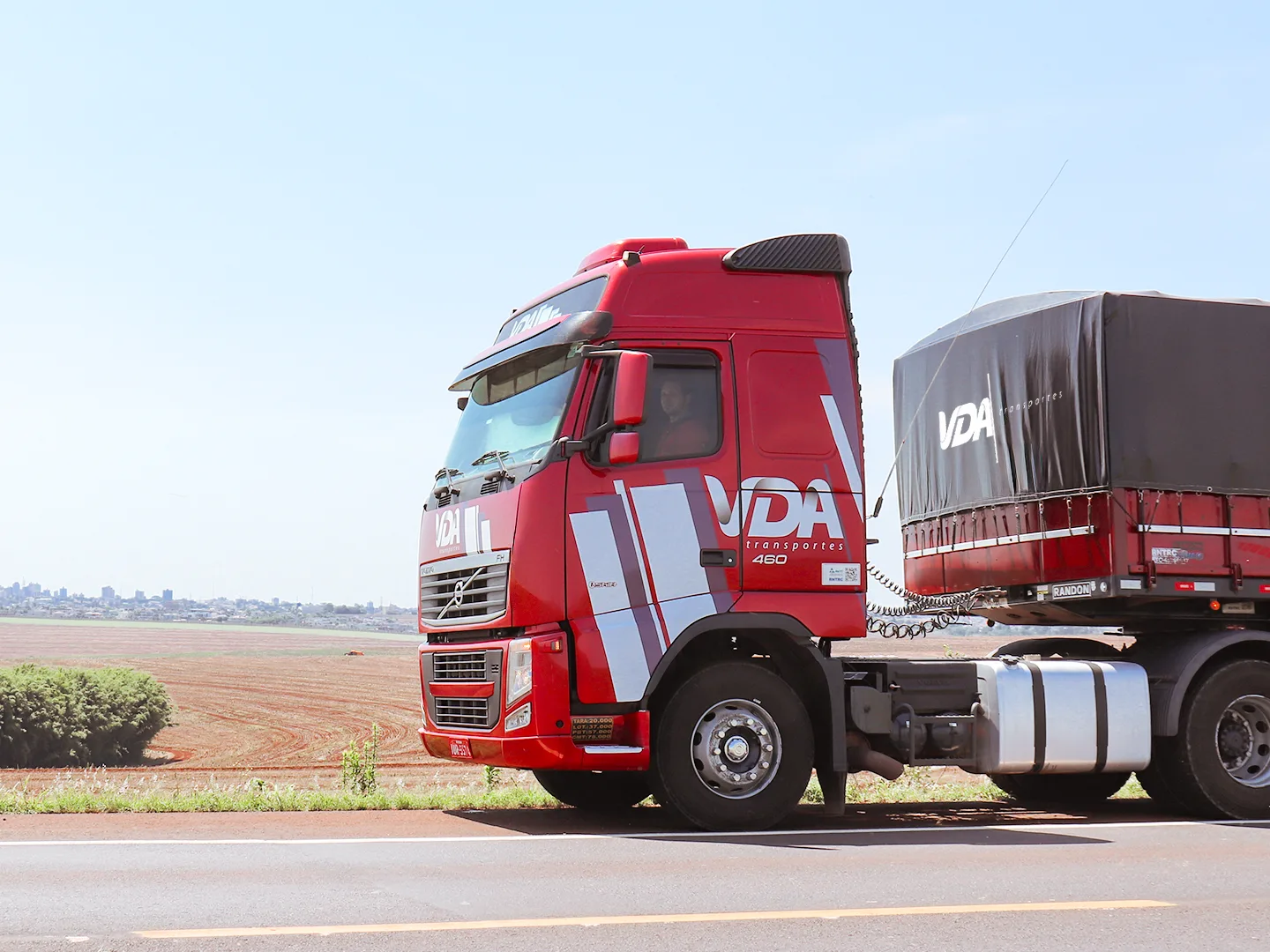 Caminhão VDA Transportes em operação